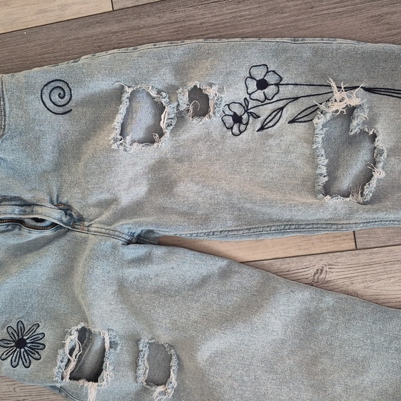 Hollister Light Blue Relaxed WOMENS Jeans with Black Embroidery SIZE 7 28/31 - Picture 2 of 4